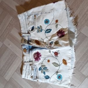 Aeropostale High Waisted Midi Jean Short Size 2 with Embroidered Flowers